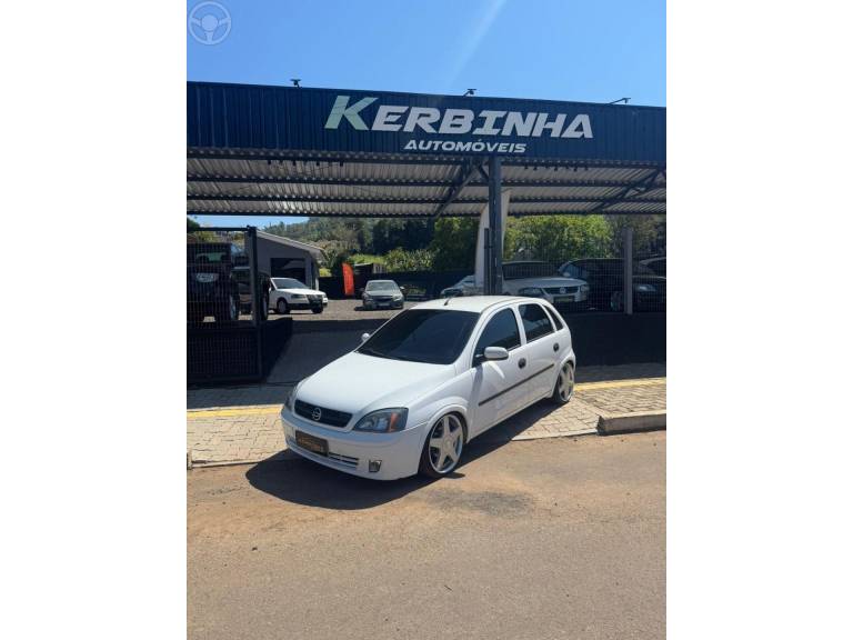 CHEVROLET - CORSA 1.0 MPFI 8V 4P MANUAL - 2003/2004 - BRANCA - R$ 28.900,00