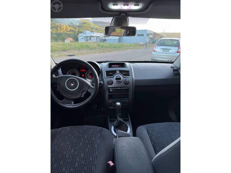 RENAULT - MÉGANE 1.6 DYNAMIQUE 16V FLEX 4P MANUAL - 2011/2012 - BRANCA - R$ 34.900,00