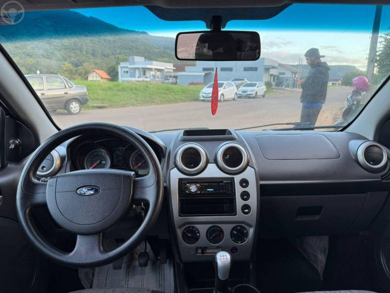 FORD - FIESTA 1.6 MPI 8V 4P MANUAL - 2013/2013 - BRANCA - R$ 36.900,00