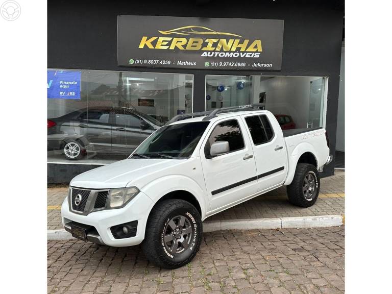 NISSAN - FRONTIER 2.5 LE 4X4 CD TURBO ELETRONIC DIESEL 4P MANUAL - 2013/2014 - BRANCA - R$ 109.900,00