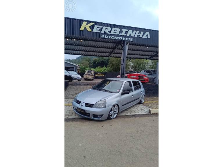 RENAULT - CLIO 1.0 16V FLEX 4P MANUAL - 2005/2006 - PRATA - R$ 21.900,00