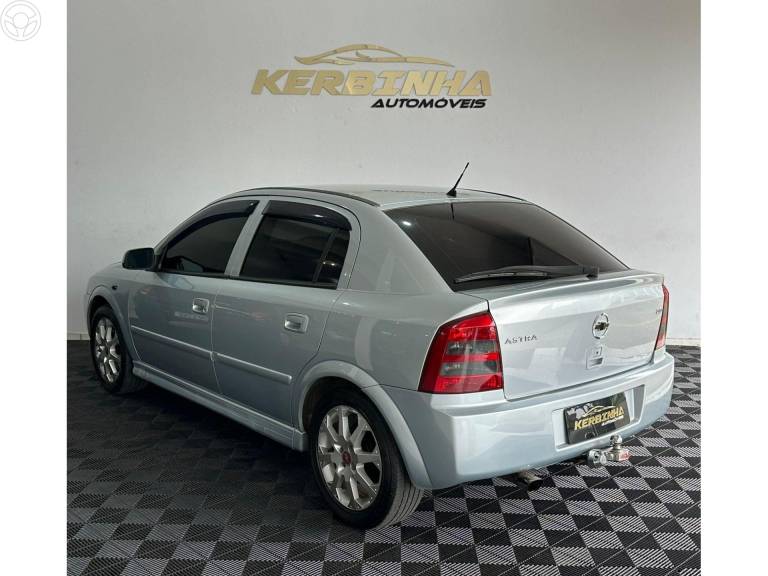 CHEVROLET - ASTRA 2.0 MPFI ADVANTAGE 8V FLEX 4P MANUAL - 2010/2011 - PRATA - R$ 39.900,00