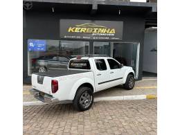 NISSAN - FRONTIER 2.5 LE 4X4 CD TURBO ELETRONIC DIESEL 4P MANUAL - 2013/2014 - BRANCA - R$ 109.900,00