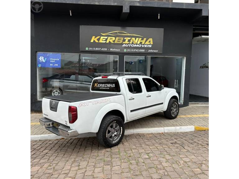 NISSAN - FRONTIER 2.5 LE 4X4 CD TURBO ELETRONIC DIESEL 4P MANUAL - 2013/2014 - BRANCA - R$ 109.900,00