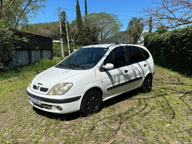 RENAULT - SCÉNIC 1.6 RXE 16V 4P MANUAL - 2001/2002 - BRANCA - R$ 10.900,00